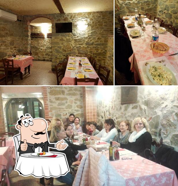 La foto di tavolo da pranzo e interni da Ristotante Da Foffo