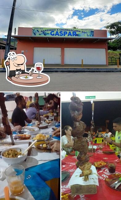 Dê uma olhada a foto mostrando comida e exterior no barzinho e Churrascaria do Gaspar