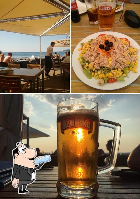 Ambrela Bistro & Beach Bar si caratterizza per la bevanda e interni