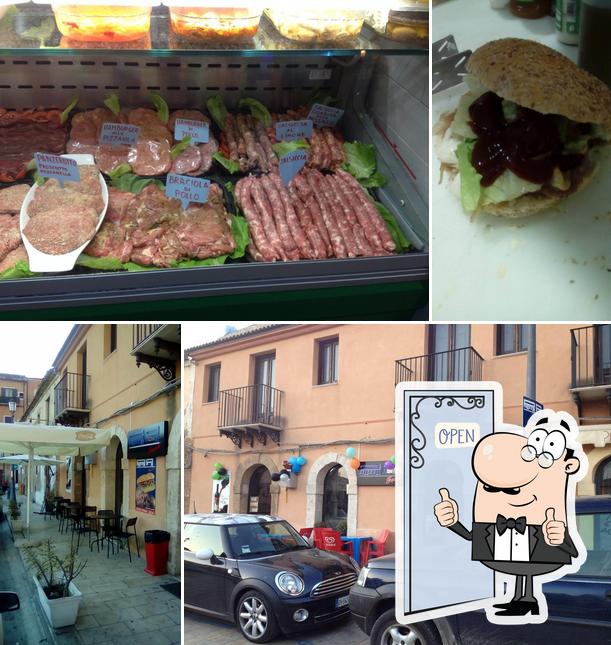 Regarder cette photo de Piazza Roma food