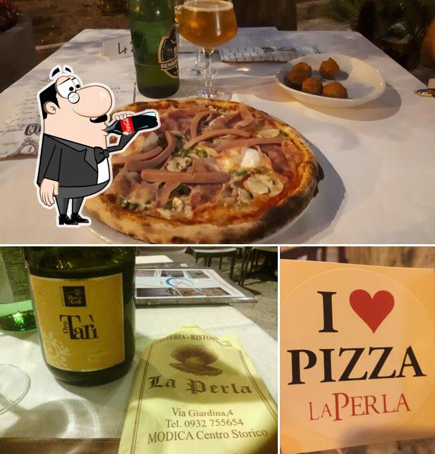 Aufnahme von getränk und pizza bei Pizzeria La Perla
