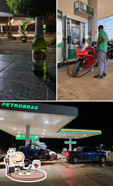 A foto do Posto Petrobras’s comida e exterior