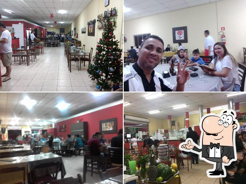 Sente em uma das mesas no Pizzaria & Lasanharia Cabral