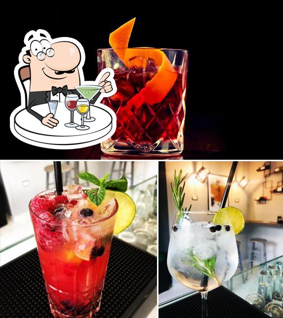 Prenditi un drink o cocktail alcolico dal menu