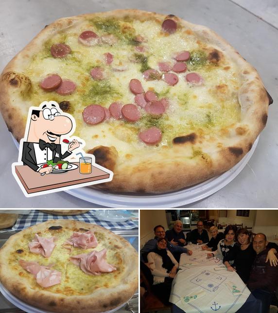 Tra le varie cose da Pizzeria New Desirèè si possono trovare la cibo e interni