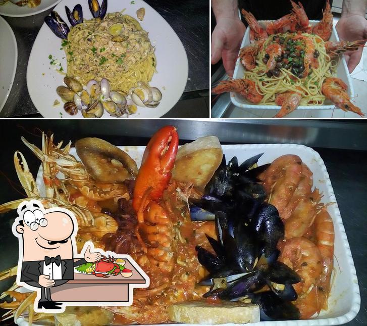 Gli ospiti di La Pecora Nera 2013 ladispoli possono gustare vari prodotti di cucina di mare