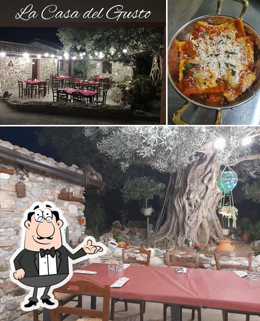 Dai un’occhiata alla foto che mostra la interni e pizza di La Casa del Gusto Home restaurant