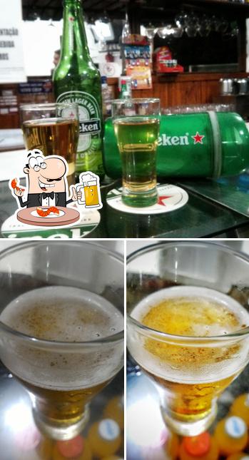 Desfute um copo de cerveja leve ou escura