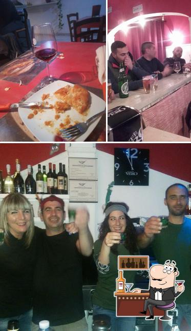 Voici l’image affichant la comptoir de bar et table à manger sur Apache Club