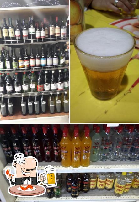 Desfute uma tulipa de cerveja leve ou escura