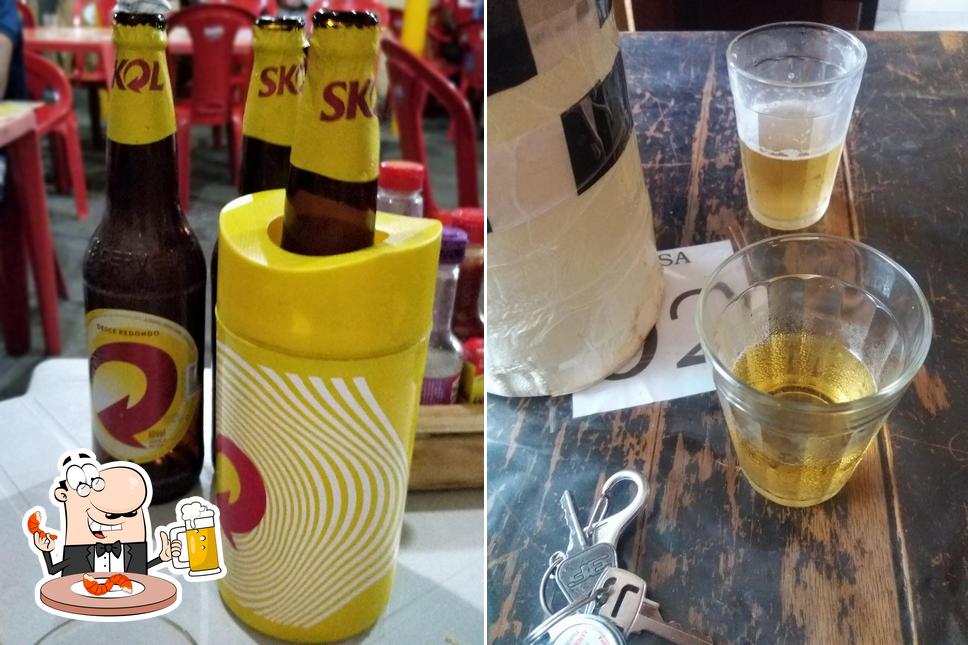 Desfute um copo de cerveja leve ou escura