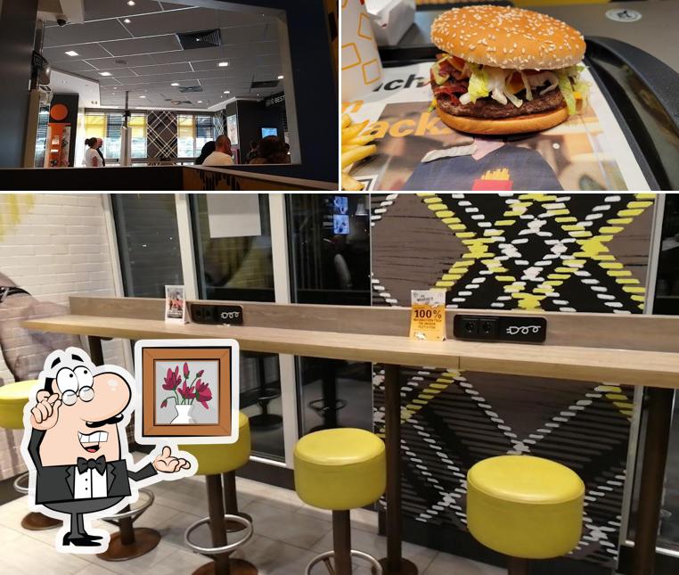 Фотография, на которой видны внутреннее оформление и бургеры в McDonald's