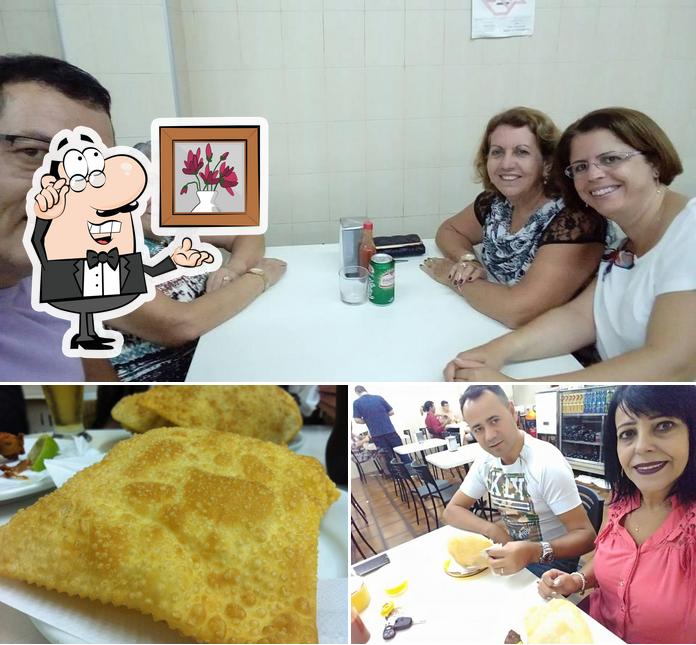 A foto da interior e comida no Pastelaria Gengo