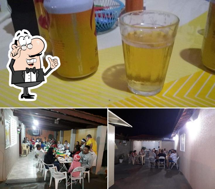 Esta é a imagem apresentando interior e cerveja a Pastelaria Zé Linguinha