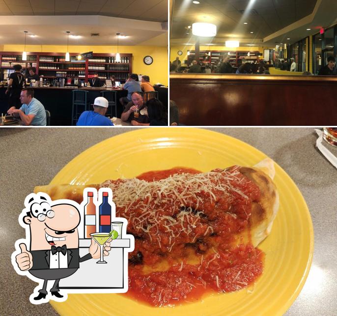 Il Vicino Wood Oven Pizza - Albuquerque Heights se distingue por su barra de bar y comida