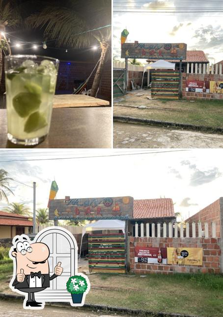 A ilustração a Mano Bar Praia’s exterior e álcool