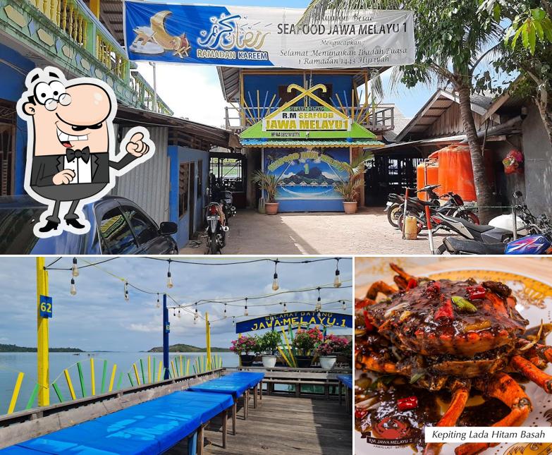 Among different things one can find exterior and food at Seafood Jawa Melayu 1