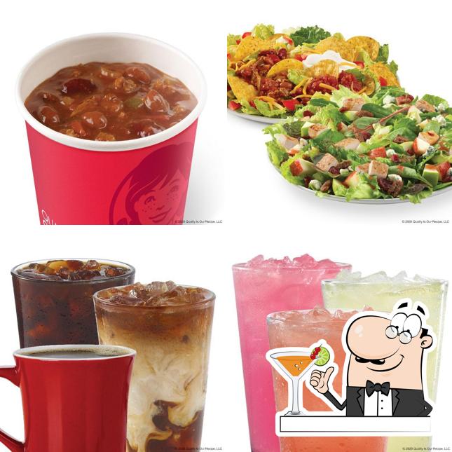 Фото, на котором видны напитки и еда в Wendy's