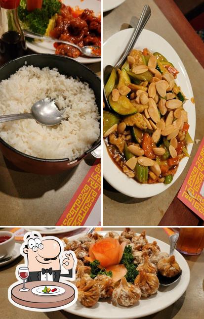 Еда в "Golden Dragon Restaurant"