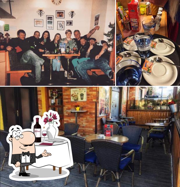La immagine di tavolo da pranzo e cibo da Bar Planinček, BLED