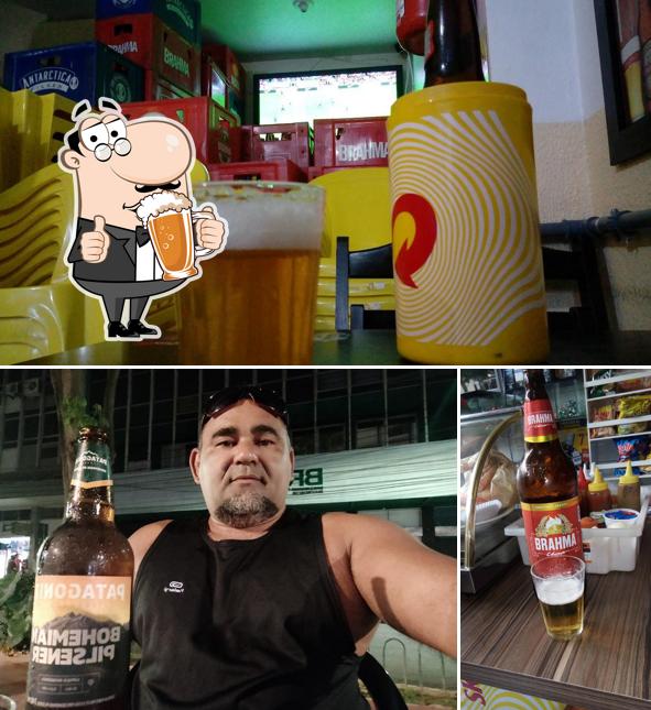 Desfute uma tulipa de cerveja leve ou escura