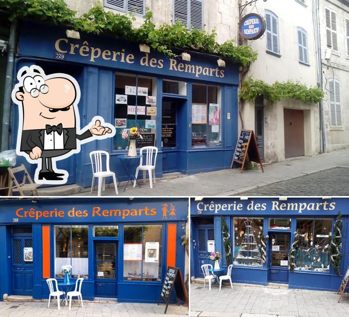 Installez-vous à l'une des tables de Crêperie des Remparts Bourges