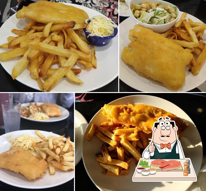 Pescado y patatas fritas en Halibut House Fish & Chips