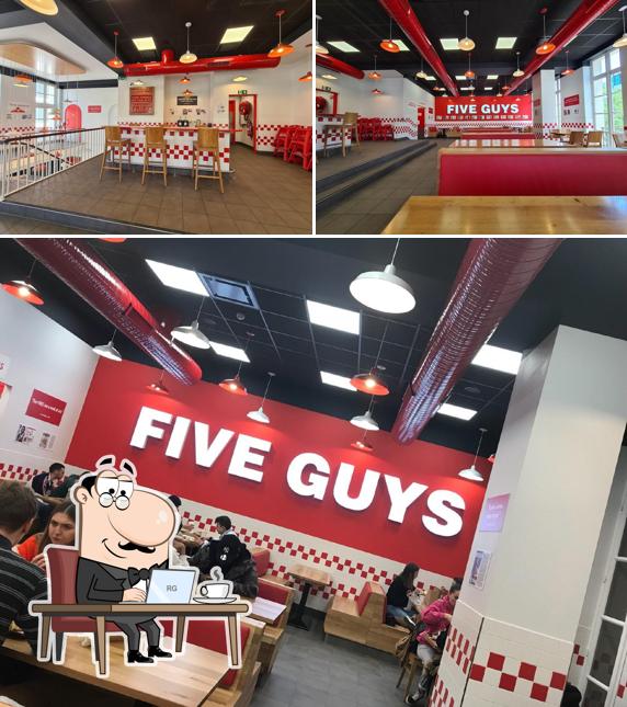 L'intérieur de Five Guys Antwerp