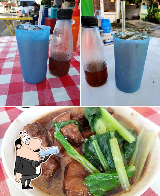 This is the image depicting drink and food at Heng Lee Restaurant
