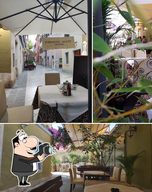 Regarder l'image de Bistro Romantic Alley