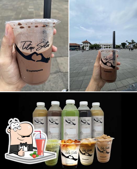 Enjoy a drink at Kopi Tetap Setia -Tiang Bendera