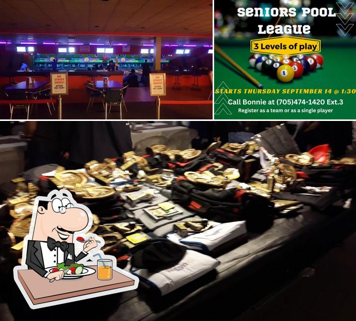 Parmi les différentes choses de la nourriture et la intérieur, une personne peut trouver sur Partners Billiards and Bowling