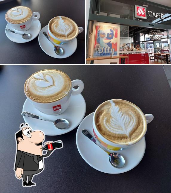 La foto di bevanda e interni da Illy Caffè