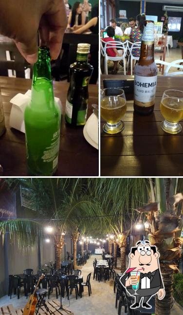 Confira a foto ilustrando bebida e interior no Chico do Caranguejo Conceito