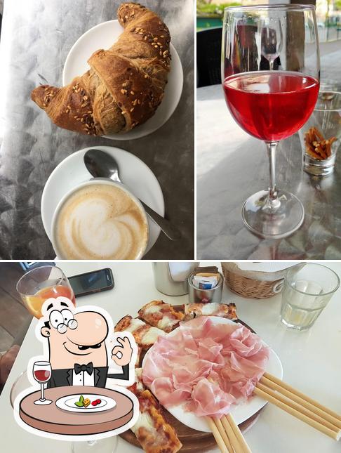 La foto della cibo e vino di Piccolo Caffè