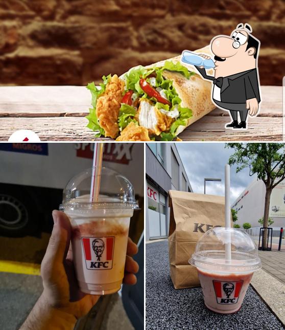 Dai un’occhiata alla immagine che mostra la bevanda e cibo di KFC