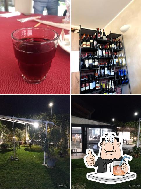 Dai un’occhiata alla foto che presenta la bevanda e esterno di Osteria degli amici