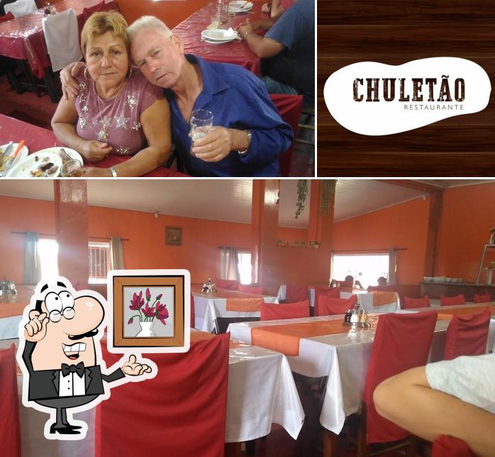 Sente em uma das mesas no Churrascaria Chuletão