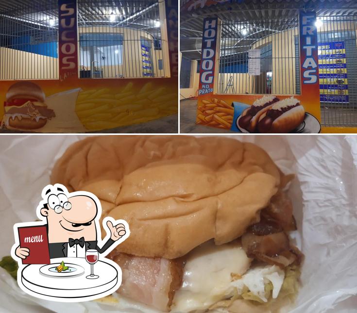 Entre diversos coisas, comida e interior podem ser encontrados no Mega lanches