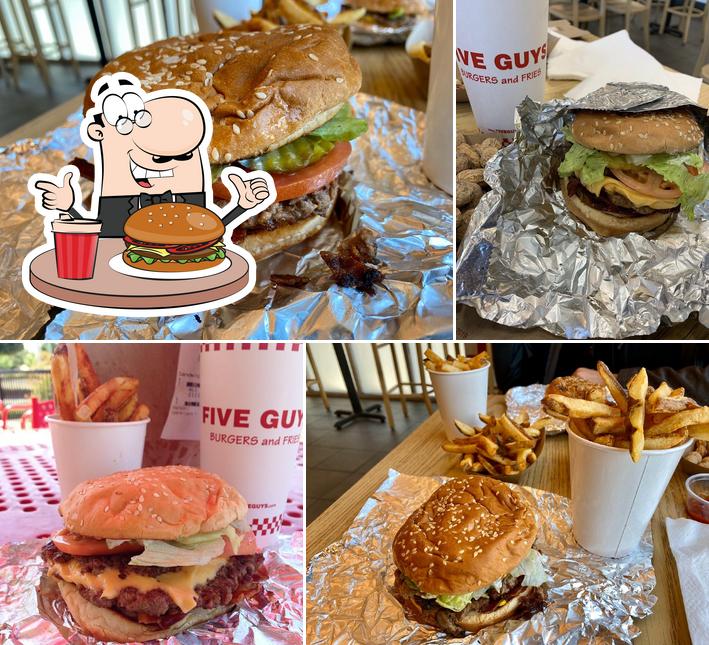 Попробуйте гамбургеры в "Five Guys"