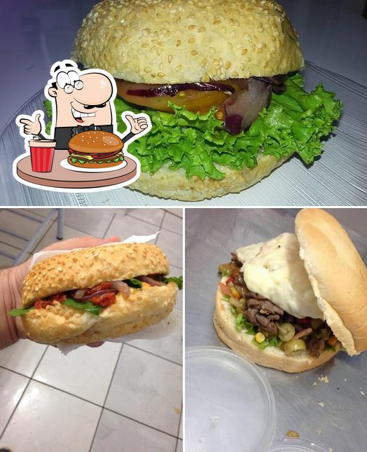 Experimente um dos hambúrgueres oferecidos no Burger Rota 53
