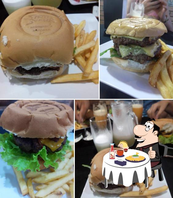 Delicie-se com um hambúrguer no STREET BURGER