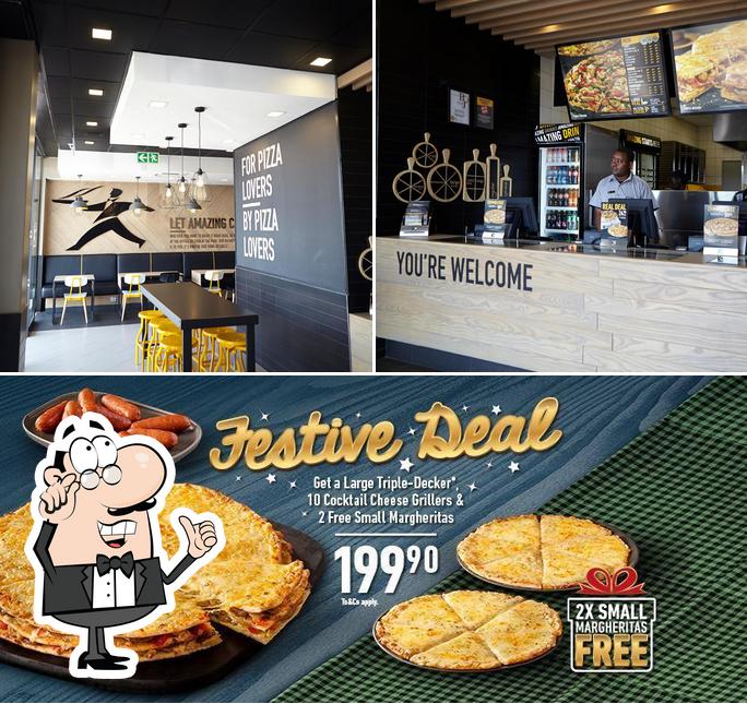 Voici l’image représentant la intérieur et nourriture sur Debonairs Pizza