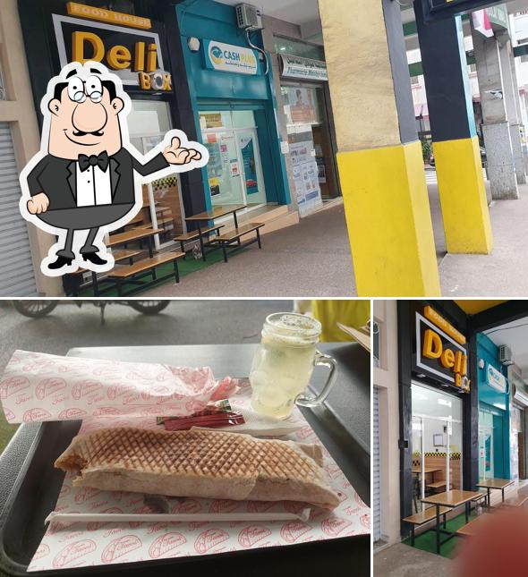 Parmi les différentes choses de la intérieur et la nourriture, une personne peut trouver sur deli box