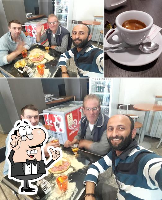 La foto della interni e bevanda di Cafè Genius