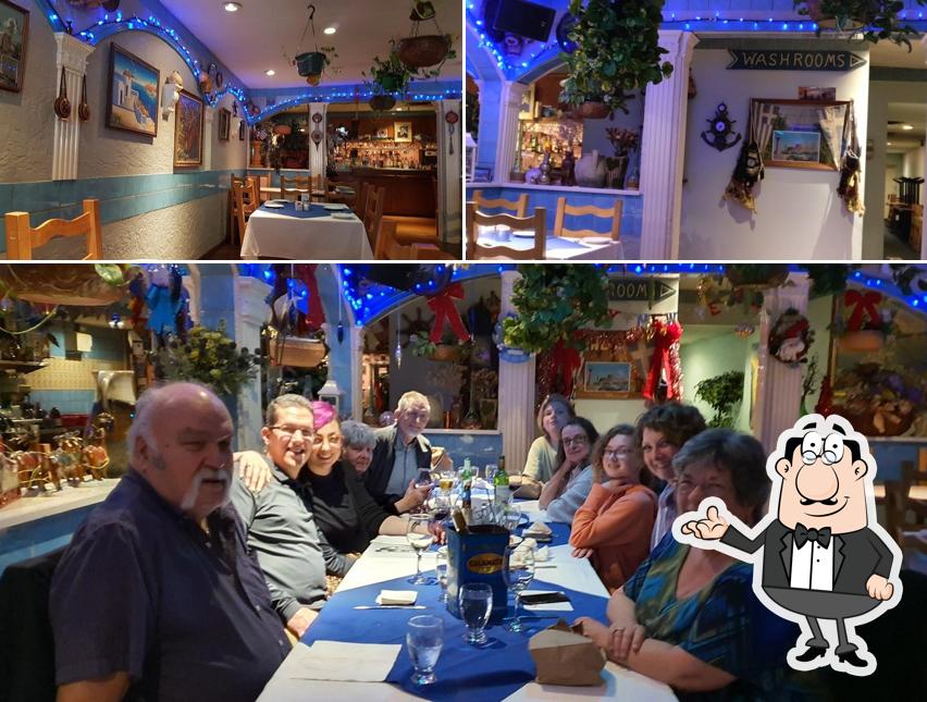 Installez-vous à l'une des tables de Pyrgos Taverna