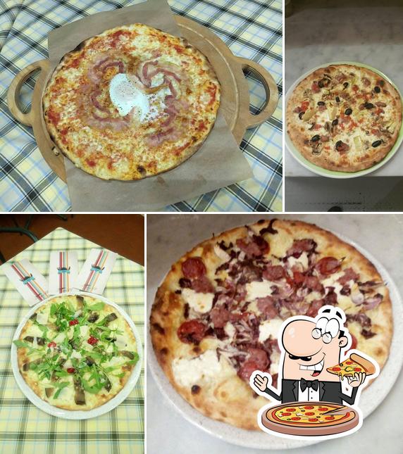 Scegli una pizza a Pizzeria Aquile