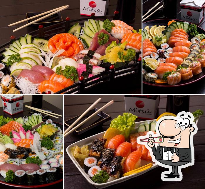 Rolos de sushi são servidos no Mitsú Sushi Delivery