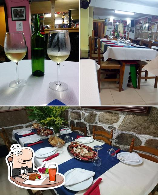 В Restaurante El Submarino de Marín есть столики, алкоголь и многое другое