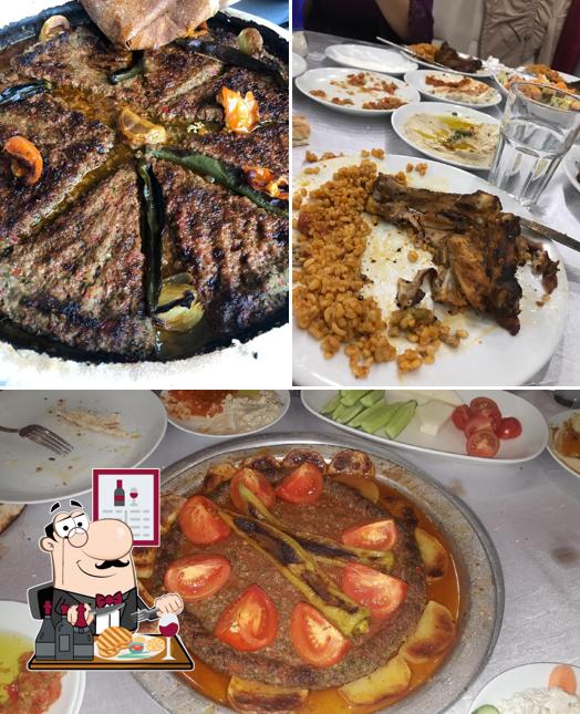 Pide un plato con carne en Paşazade Restaurant